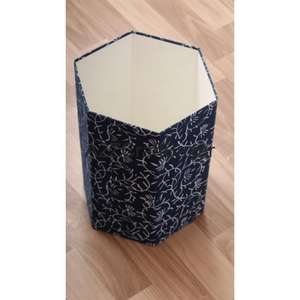 Poubelle extérieure pliable hexagonale DIY à ouverture supérieure avec design élégant en coton et carton pour une vie durable et une utilisation intérieure/extérieure - Product Image 6