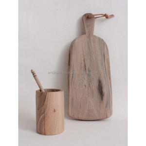 Tabla de cortar de madera gruesa diseñada para cortar alimentos en cubitos en cocinas de hogar o restaurante - Product Image 3