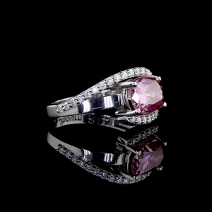 Bague de fiançailles pour femme avec diamant de laboratoire rose fantaisie classique de 2,00 carats, taille coussin allongée avec pierres latérales, certifiée IGI, cadeau idéal - Product Image 2