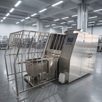 Industriële reinigingsapparatuur voor het reinigen van containers in een vleesverwerkingsbedrijf, 30-50 stuks per uur, trolley wasmachine.