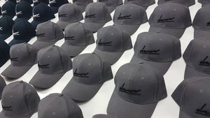 Gorra de Moda Minimalista Personalizada con Diseño Moderno y Limpio, Costuras de Alta Calidad y Fabricación OEM para Marcas Minoristas - Product Image 3