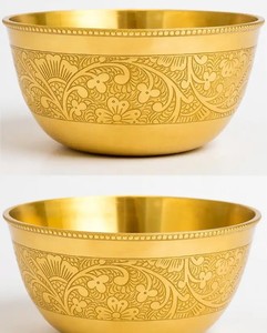 Cuenco de latón pulido utilizado para decorar mesas en eventos culturales o como parte de conjuntos de regalos espirituales. - Product Image 1