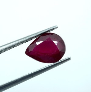 พลอยทับทิมสีแดงธรรมชาติ 3 กะรัต รูปทรงลูกแพร์เจียระไน (10x7.5x4.5 มม.) - Product Image 2