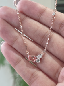 Collar con Colgante de Oro de 14K con Diamante Cultivado en Laboratorio de Corte Esmeralda de 1.30ct, Certificado por IGI, Color E, Engaste en Racimo, Joyería de Lujo para Mujer - Product Image 3