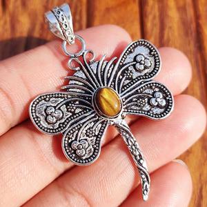 Pendentif Papillon en Laiton Naturel avec Pierre Précieuse pour l'Équilibre Émotionnel et les Vibrations Positives, Collier Fait Main Disponible à la Vente - Product Image 4