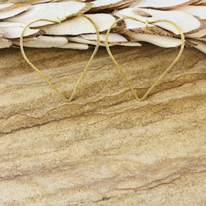 Pendientes de aro con forma de corazón, joyería minimalista de latón para mujer, chapados en oro de 18k, con textura geométrica, para venta al por mayor/OEM/ODM. - Product Image 5