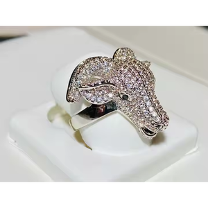 Anillo de lujo con cabeza de caballo y diamantes - Product Image 1