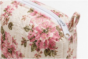 Pochette cosmétique matelassée en coton brodé à motif floral avec poignée, fermeture éclair, portable pour le voyage et l'usage quotidien - Product Image 3