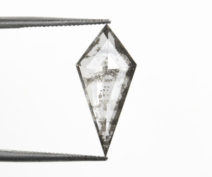 OM GEMS Diamante de laboratorio cultivado con corte cometa único, 15.7 x 7.5 mm, color fantasía, perforado con láser, suelto, personalizado, tipo sal y pimienta, venta al por mayor - Product Image 1