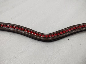 Diadema para Caballo de Cuero Genuino Duradero Más Vendida con Cristales Rojos Clásicos de 6 MM, Estilo Profesional para Jinete, Disponible para la Venta - Product Image 3