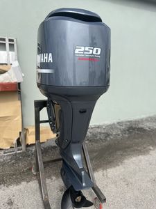 Offre exceptionnelle : Moteur hors-bord commercial d'occasion 2021, 250 CV, 4 temps, arbre de 25 pouces, 315 heures de fonctionnement - Product Image 2