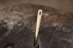 Broderie à pointe aiguille faite à la main en corne de buffle écologique pour la laine et le fil – Accessoire de couture durable pour le tufting et la couture - Product Image 3