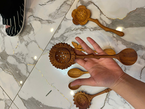 Cuillère à fentes Sunflower, tête ronde en acier inoxydable, manche en bois, ustensile de cuisine pour la friture et le service, vente en gros Vietnam - Product Image 4