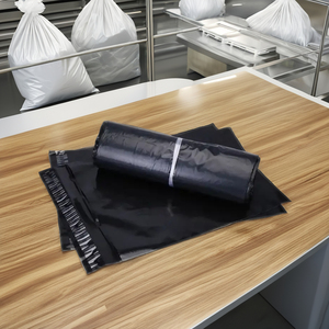 ถุงพลาสติกกันน้ำและรีไซเคิลโพลี100% โพลีเองขนาด30*42ซม. ถุงไปรษณีย์แบบ LDPE สีดำเป็นมิตรกับสิ่งแวดล้อม - Product Image 1