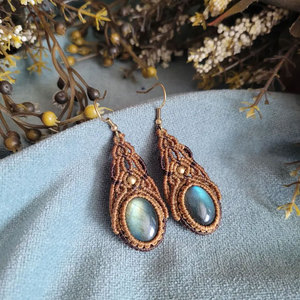 Boucles d'oreilles en macramé faites à la main avec pierre de labradorite en forme de goutte, style bohème, avec accents dorés, bijoux artisanaux HARI OM CREATIONS, pour mariage et fête - Product Image 3