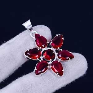 Pendentif Fleur Grenat Rouge Bohème en Argent Sterling, Collier Fait Main avec Pierre Précieuse pour Femme, Vente en Gros - Product Image 1