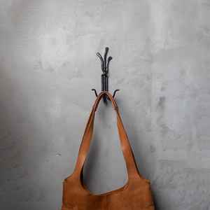 Organizador de pared de hierro estilo río negro rústico con triple gancho, de metal resistente, para colgar chaquetas, bolsos, bufandas y batas. - Product Image 3