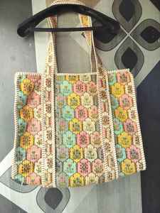 Bolso de hombro acolchado de algodón con diseño floral en patchwork, motivos pastel y paneles acolchados para compras y viajes. - Product Image 2