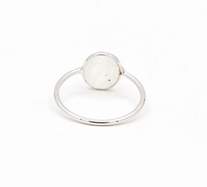 Bague Solitaire en Argent Sterling Massif 925 avec Pierre de Lune Arc-en-ciel Naturelle Ovale Sertie en Bezel, Bijoux Fins, Memoria Jewels - Product Image 3