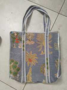 Sacs matelassés Kantha floraux faits à la main en coton, sac fourre-tout patchwork vintage à imprimé floral, sac à bandoulière durable, sac artisanal bohème - Product Image 4
