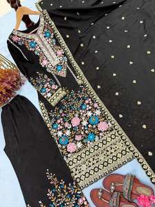 ชุดผ้าไหมพิมพ์ลายเพชร Glamour Touch รุ่น Festive Edition - Product Image 3