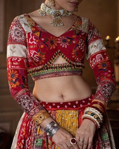Ensemble Lehenga Rouge Traditionnel en Coton Mousseline Imprimé Numérique et Broderie Miroir Véritable, Lehenga Choli et Dupatta en Dentelle Faite à la Main - Product Image 3