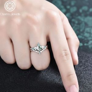 Bague de fiançailles classique pour femme en argent plaqué or avec moissanite taille coussin certifiée IGI, sertie à griffes, 3g - Product Image 3