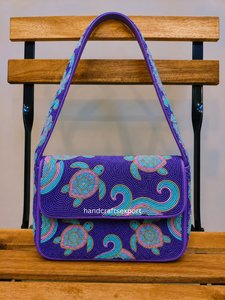 Sac à bandoulière léger et écologique fait main de luxe avec des perles en forme de tortue de mer |   Sac à main tendance sur le thème de l'océan pour femmes |   Flap de créateur - Product Image 1