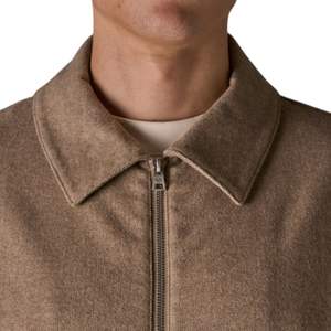 Chaqueta de Espiga a Medida para Hombre en Color Beige con Cierre de Cremallera Elegante, Diseño Moderno, Tela de Alta Calidad y Ajuste Cómodo - Product Image 4