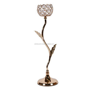 Nouveaux bougeoirs en métal, candélabres délicats en or, chandeliers à motifs floraux pour mariage, décoration de maison et d'hôtel - Product Image 1