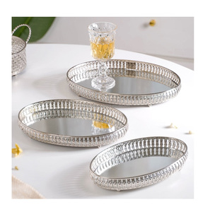 Plateau de service en aluminium fait à la main de créateur Accessoires d'ustensiles de cuisine de luxe Plateau unique écologique à vendre - Product Image 4