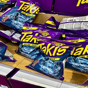 Chips de tortilla enrollados Takis Hot, con sabor picante a chile y textura crujiente, ideales para tiendas de conveniencia. - Product Image 1