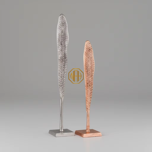 Sculptures en métal en forme de plumes, lot de 2, argent et or rose, statues de plumes texturées avec accents de feuilles sur socle carré, décoration de table - Product Image 2