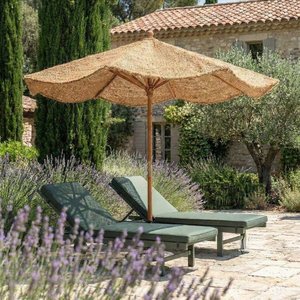 Parasols de plage ronds en fibre de coco, durables, pour l'ombrage extérieur. - Product Image 1