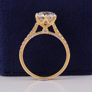 Anillo de Compromiso de Diamantes Redondos de Corte Brillante en Oro de 14K para Mujer con Diamantes Laterales, Certificado IGI, Estilo Clásico - Product Image 3