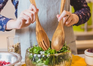 Juego de 2 Servidores de Ensalada de Madera Hechos a Mano con Acabado Natural, Utensilios de Cocina Hechos en India - Product Image 2