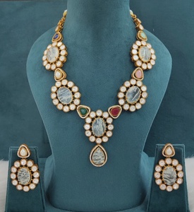 Collier de qualité supérieure avec de magnifiques boucles d'oreilles, pierres de luxe, allure élégante, idéal pour les tenues de soirée, convient aux tenues ethniques et occidentales. - Product Image 2