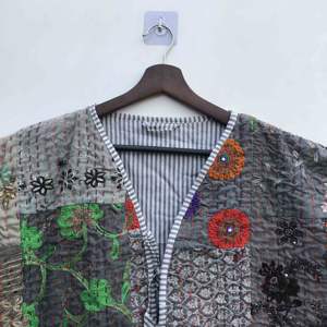 Gilet matelassé en coton Kantha tricoté à la main pour femme, col en V, court, style streetwear, broderie, avec logo - Product Image 4