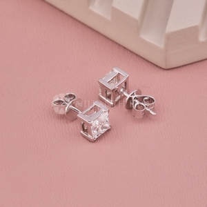 Boucles d'oreilles élégantes en or blanc avec diamants de laboratoire taille princesse pour mariage et fiançailles pour femmes - Product Image 2