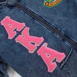 Sudadera con capucha de mezclilla AKA Chenille Dark Washed con cremallera completa, unisex, con letras griegas bordadas, estilo streetwear premium, informal. - Product Image 4