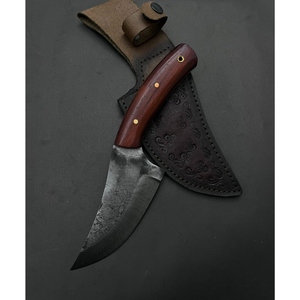Cuchillo de caza y camping de hoja fija, de acero forjado, con filo parcialmente dentado, mango de madera y funda de cuero, duradero. - Product Image 1
