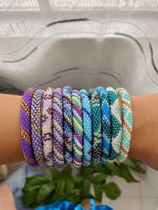 Conjunto de pulseras de ganchillo con cuentas de vidrio de colores, hechas a mano, con cuerda tubular, joyería de muñeca para mujer, accesorio étnico para verano y playa. - Product Image 5
