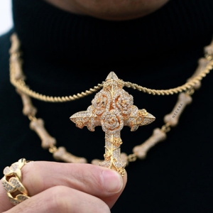 Colgante Cruz de Rosas - Colgante de Plata 925 con Diamante Moissanita, Colgante Cristiano Totalmente Adornado, Joyería Hecha a Medida con Piedras Engastadas a Mano - Product Image 4