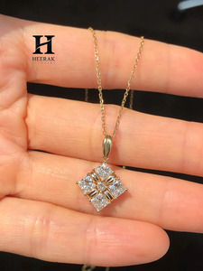 Pendentif en grappe de diamants taille princesse à sertissage invisible, collier carré en or jaune 14K pour femme, bijoux en diamants de laboratoire - Product Image 3