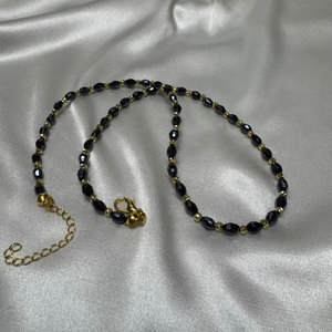 สร้อยคอประดับลูกปัดสีดำทรงเหลี่ยมพร้อมตัวคั่นสีทอง สไตล์มินิมอล ทำด้วยมือจากลูกปัดอัญมณี สร้อยคอแฟชั่นสำหรับผู้หญิง - Product Image 2