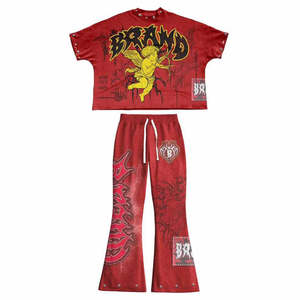 Ensemble deux pièces vintage d'été pour homme, motif chérubin gothique rouge, comprenant un t-shirt court clouté à séchage rapide et un pantalon évasé streetwear, sérigraphié - Product Image 1