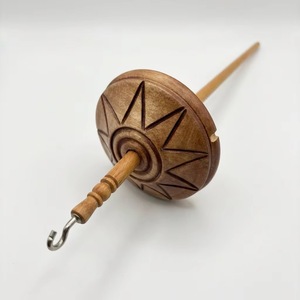 Herramienta de hilaración artesanal de madera de palisandro con husillo de gota y espiral floral, acabado satinado, para transformar fieltro en hilo - Product Image 1