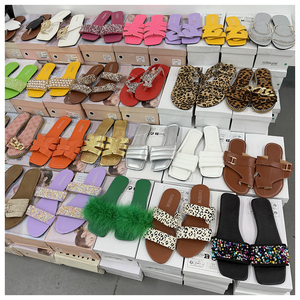 Chaussons en fourrure de haute qualité, vente en gros, neufs, styles variés, livraison aléatoire, chaussons tendance, différents styles disponibles, chaussons pour femmes - Product Image 1