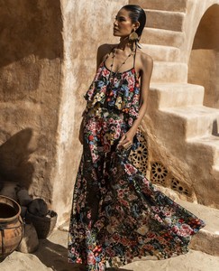 Lujo y encanto combinados. Confeccionado con delicado encaje bordado a mano, con intrincados apliques florales y un audaz cuello pronunciado. - Product Image 1