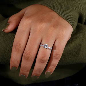 Anillo de compromiso de vástago trenzado de oro blanco sólido de 14K, anillo de regalo de promesa de aniversario de boda de diamante cultivado en laboratorio de corte redondo para ella - Product Image 4